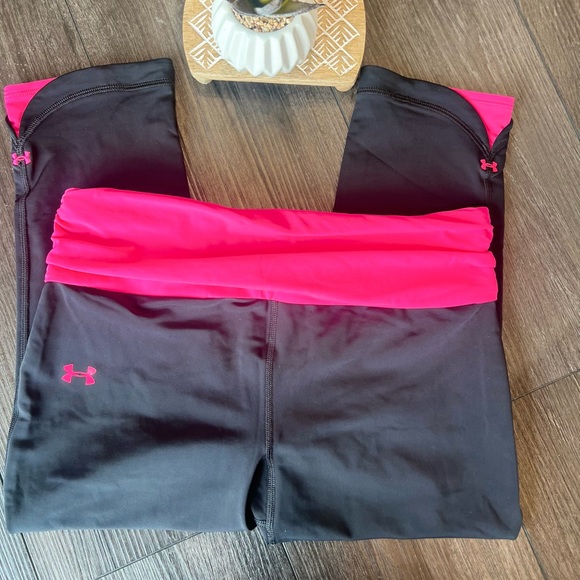 💕 Cute Under Armour Women's Athletics Compression yoga band crop Leggings black - Picture 2 of 6